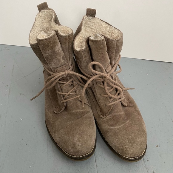 Steve Madden taupe suede ankle booties size 8 - Picture 1 of 6